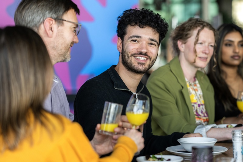 Eén Tegen Eenzaamheid Samen Eten Staand