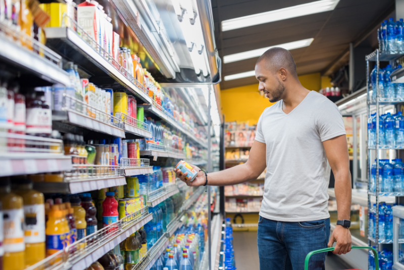 SSK Algemeen Klant Houdt Blikje Vast In Gangpad Supermarkt